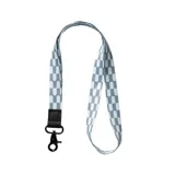 Llavero de cuello con cinta de tela estampada en tonos celeste y blanco, con detalles de cuero sintético negro y gancho mosquetón metálico.