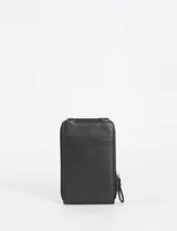 Porta celular de cuero sintético color marrón, con diseño rectangular, cierre principal y dos bolsillos frontales con cierre. Incluye correa larga regulable y extraíble, y cuenta con el logo de la marca grabado en la parte inferior.