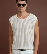 Musculosa masculina de punto con textura calada, cuello redondo y corte regular. Confeccionada en una mezcla de algodón y poliéster.