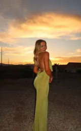 Conjunto de dos piezas color verde lima brillante, compuesto por un top anudado con escote profundo en V y una falda midi ajustada.