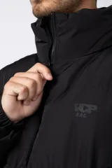 Campera puffer de corte relajado en color verde oscuro, con cuello alto, cierre frontal completo y logo bordado en el pecho.