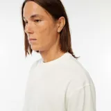 Buzo blanco de cuello redondo y manga larga.