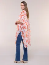 Kimono de diseño abierto, confeccionado en tela ligera con estampado floral en tonos anaranjados y blancos, de mangas amplias y corte holgado.