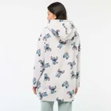Buzo con capucha tipo manta, confeccionado en tela polar suave, con estampado integral de Stitch. Presenta un bolsillo frontal tipo canguro y mangas largas.