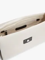 Cartera shoulder de Tommy Hilfiger en color beige, con solapa y correa corta ajustable de color negro. Presenta el monograma "TH" en relieve negro en el frente y herrajes metálicos plateados.