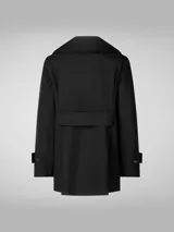 Campera trench corta color beige, con doble abotonadura frontal, cuello solapa y bolsillos laterales.