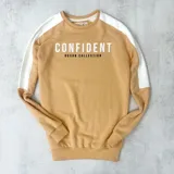 Buzo color naranja con mangas ranglan blancas y texto estampado en el frente.