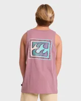 Musculosa de color salmón oscuro, con amplio estampado gráfico en la espalda que presenta un diseño abstracto de olas en tonos celestes y morados dentro de un marco cuadrado.