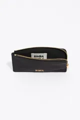 Billetera tarjetero Bimba y Lola de diseño compacto, confeccionada en nylon negro con cierre superior metálico dorado y logo de la marca estampado en el frente.