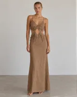 Vestido largo verde militar de tirantes finos, con aberturas en la cintura y detalles de flecos en el corpiño y la cadera.