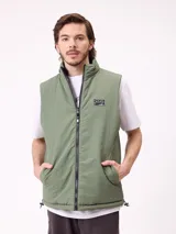 Chaleco reversible de nylon con diseño acolchado, cuello alto y cierre frontal. Cuenta con un bolsillo con cierre en el pecho y bolsillos laterales, además de una etiqueta con el logo de la marca.