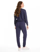 Conjunto de dos piezas compuesto por un buzo de escote redondo con pespunte central y un pantalón tipo jogger de pierna slim con cintura elástica, lazo de ajuste y pespunte frontal.