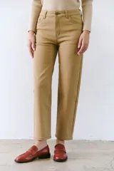 Pantalón color arena de algodón con spandex y lado interior afelpado, de tiro alto y corte holgado.