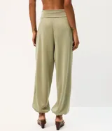 Pantalón aladín de microfibra color azul, de corte amplio con caída fluida, cintura ancha plegable y bajos elastizados.