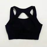 Top deportivo azul con espalda descubierta y textura acanalada.