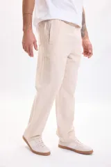Pantalón casual de corte recto y diseño clásico, confeccionado con mezcla de lino en color beige, con bolsillos laterales y trabillas para cinturón.