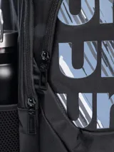 Mochila Umbro Vibo de poliéster color negro, con estampado del logo de la marca en gris en el frente. Cuenta con un compartimento principal con cierre, un bolsillo frontal con cierre, dos bolsillos laterales de malla y un asa superior.