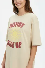 Remera de algodón negro con cuello redondo y diseño holgado, con estampado frontal de líneas horizontales blancas y un corazón rojo superpuesto.