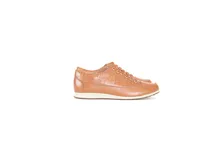 Championes de cuero color caramelo con diseño de textura tipo reptil en la parte superior y cordones al tono. Cuentan con suela plana de goma blanca y forro interior de cuero.