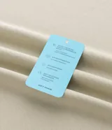 Remera deportiva de cuello redondo y manga corta, confeccionada con tecnología Dry para mayor transpirabilidad y control de la humedad. Presenta un diseño minimalista y funcional, ideal para actividades físicas.