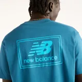 Remera New Balance de corte regular fit y cuello redondo, color azul con pequeño parche tejido en el pecho.