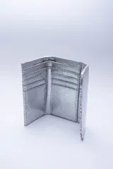 Billetera negra de cuero con textura tipo cocodrilo, con múltiples ranuras para tarjetas y billetes.