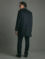 Sobretodo 3/4 de paño, color gris oscuro, con cuello solapa, cierre frontal de botones, manga larga y bolsillos laterales de ribete.