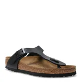 Sandalias tipo ojota Birkenstock modelo Gizeh, con capellada de cuero sintético negro, hebilla metálica ajustable y plantilla anatómica de corcho y látex con suela de goma antideslizante.
