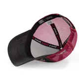 Gorro tipo trucker con frente estampado de Bugs Bunny y la frase That's all folks, con paneles laterales y traseros de malla en color bordó y visera curva negra con costuras en contraste.
