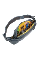 Riñonera Thule Rail de 2 litros, color gris oscuro, diseñada para actividades deportivas. Cuenta con compartimento principal con cierre, bolsillos laterales para botellas de agua, bolsillo trasero para teléfono y detalles reflectantes.