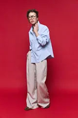 Camisa de manga larga color blanco, con cuello clásico y cierre frontal de botones de nácar. Presenta un corte cómodo y versátil.