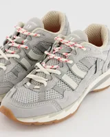 Championes retro runner Coolway modelo 2003 Ash Graphite, en tonos grises y neutros, con una combinación de malla, gamuza y paneles superpuestos, detalles texturizados en el talón y suela de goma con tracción.