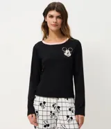 Blusa de pijama de manga larga en tejido rib negro, con cuello redondo en color rosado y estampado de Mickey Mouse en el pecho.