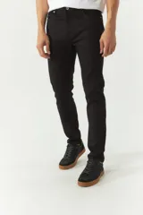 Pantalón negro de gabardina con corte slim fit, cinco bolsillos y logo bordado.