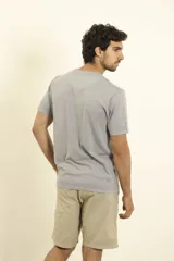 Remera celeste de algodón con bolsillo en el pecho y cuello redondo.