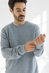 Sweater azul marino de corte clásico con cuello redondo y mangas largas.