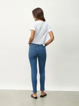Jean de mujer, modelo Cadiz, tiro alto, corte skinny, color azul oscuro desgastado.