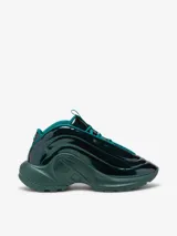 Zapatillas Diesel D-Runner color verde oscuro brillante, con diseño sin cordones y cordones elásticos cruzados.