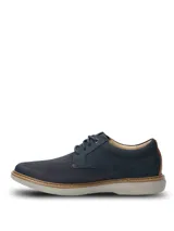 Zapatos Hush Puppies modelo Bangu Navy, color azul marino, con capellada de tejido técnico transpirable y refuerzos de cuero, cordones al tono y suela blanca.