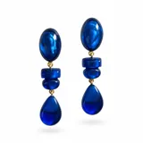 Aros colgantes largos de resina azul con eslabones dorados, compuestos por una pieza superior ovalada, dos elementos centrales geométricos y un dije final en forma de gota.