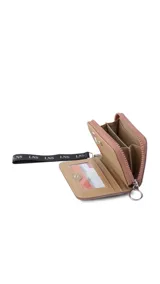 Billetera corta de diseño capitoneado con cierre perimetral y solapa frontal. Cuenta con compartimentos internos para tarjetas y billetes, e incluye una correa de mano desmontable.