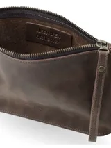Sobre de mano color marrón chocolate, confeccionado en cuero con acabado desgastado. Cuenta con cierre superior y una correa de muñeca integrada con detalle de remache metálico.