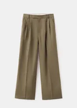 Pantalón de lino verde militar, de diseño recto y tiro alto, con detalle de pinzas y trabillas en la cintura.