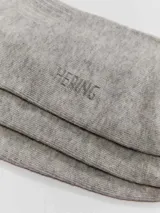 Kit de tres pares de medias cortas tipo soquete, color gris melange, con logo de la marca Hering estampado en el empeine.