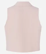 Chaleco femenino de sastrería color rosa pálido, con cuello blazer, cruce delantero con botones dorados y corte estructurado.