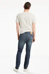 Jean Levi's 510 Skinny de hombre, color azul oscuro con efecto desgastado. Tiro bajo, ajustado en los muslos y pierna ajustada hasta el tobillo. Confeccionado en denim con stretch para mayor movilidad.
