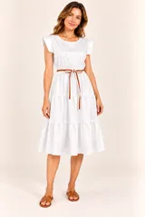 Vestido midi color blanco, de corte acampanado con diseño escalonado en la falda, mangas cortas con volados y detalle de cinto ajustable a rayas en la cintura.
