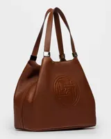 Bolso de hombro azul marino de cuero graneado con logo grabado en el centro.