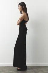 Vestido largo verde esmeralda de tirantes finos ajustables y escote fluido drapeado. Tiene forro interior y cierre trasero con gancho metálico.