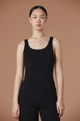 Body negro con escote redondo y tirantes anchos, confeccionado con un diseño ajustado que estiliza la figura.